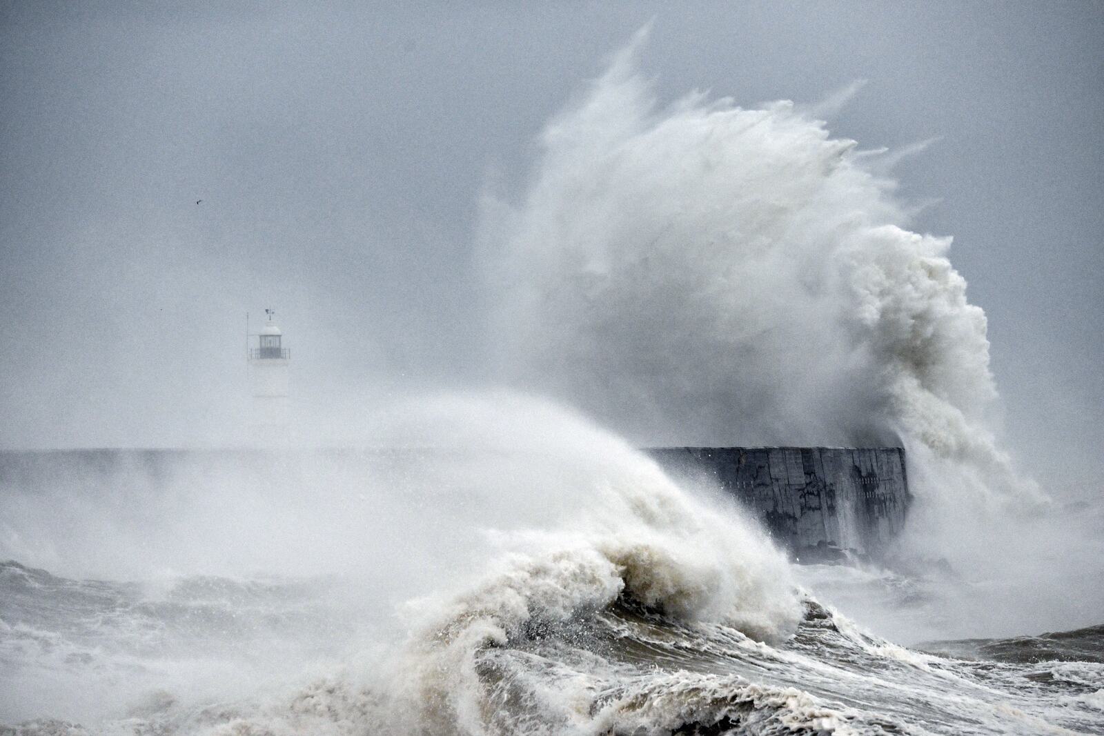 Tempestade transborda rios e deixa casas sem luz na França