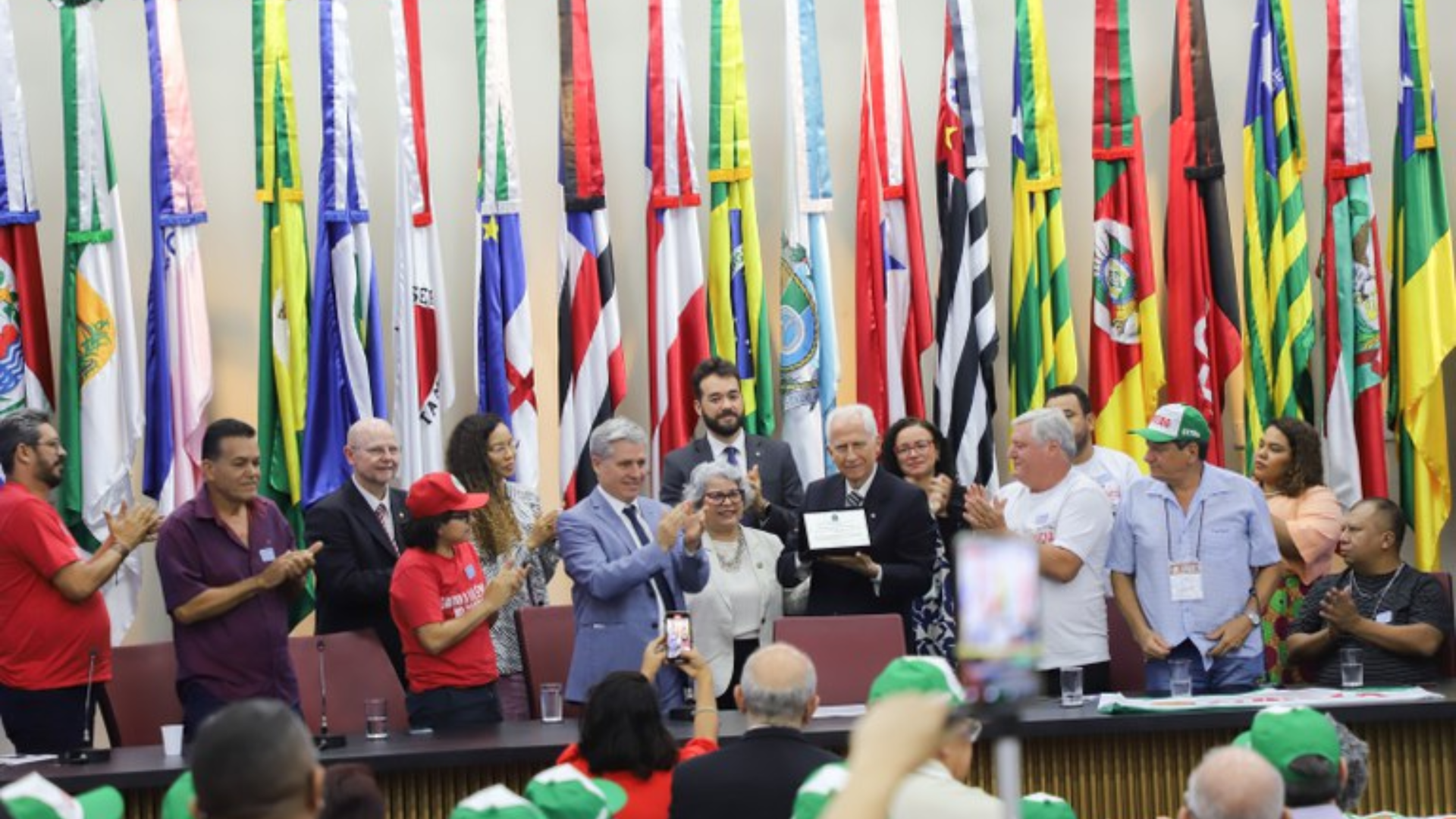 Governo cria comissão para conciliar conflitos no campo