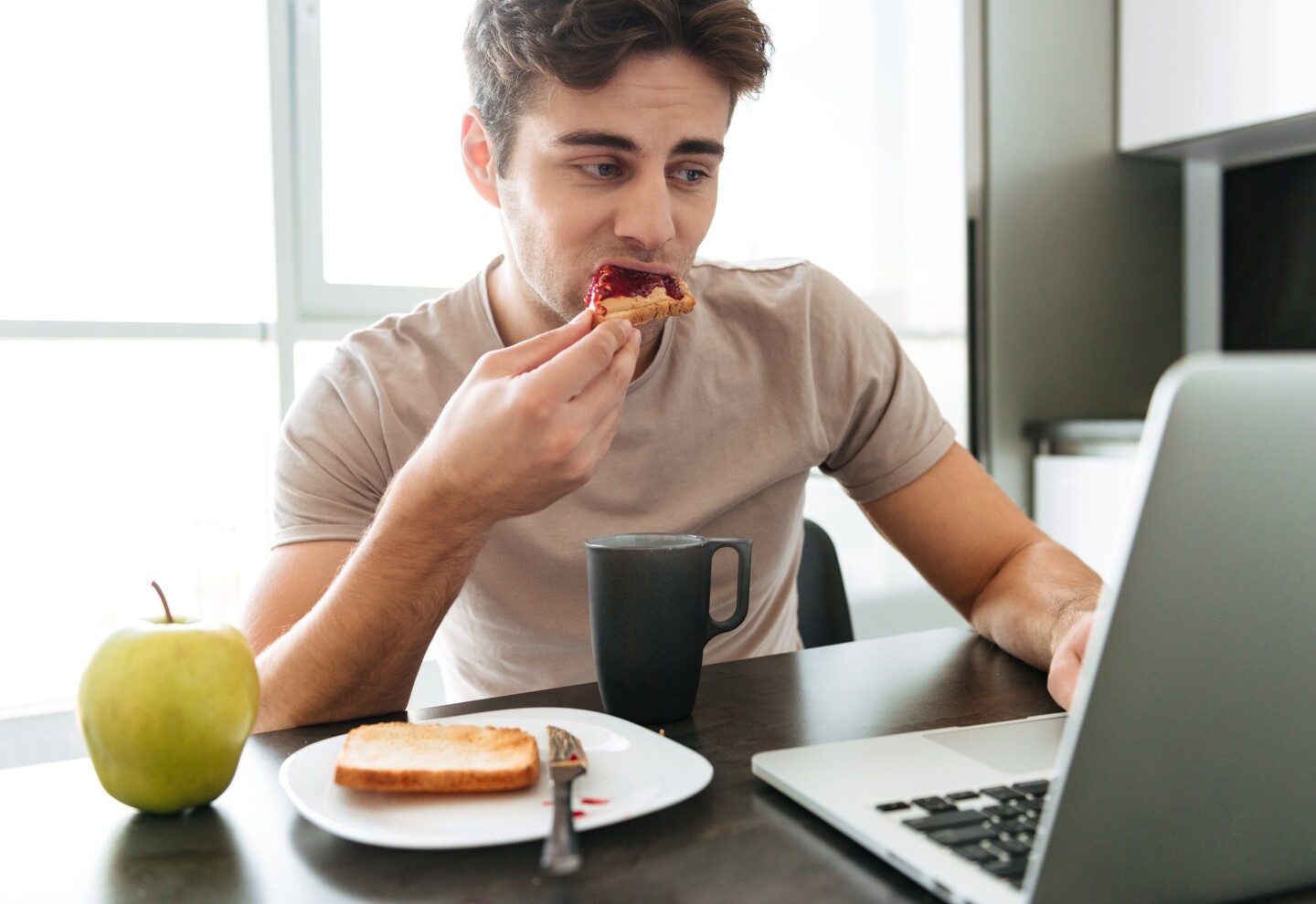 Comer devagar traz bons resultados para a saúde, como maior absorção de nutrientes