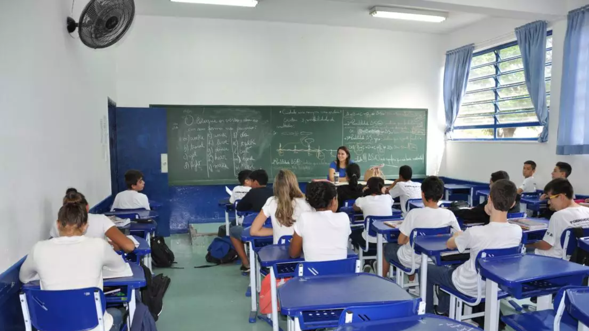 Pesquisa aponta que 80% dos adultos aprova proibição de celulares nas escolas