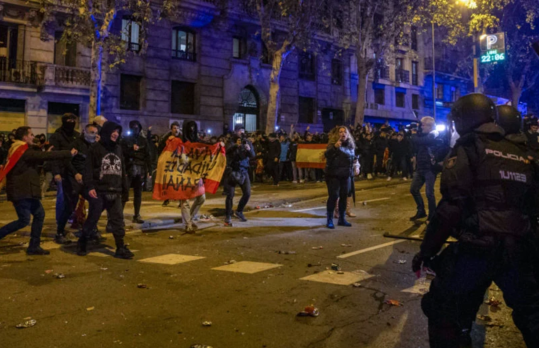 Manifestantes entram em confronto com policiais em Madri após reeleição de Sánchez