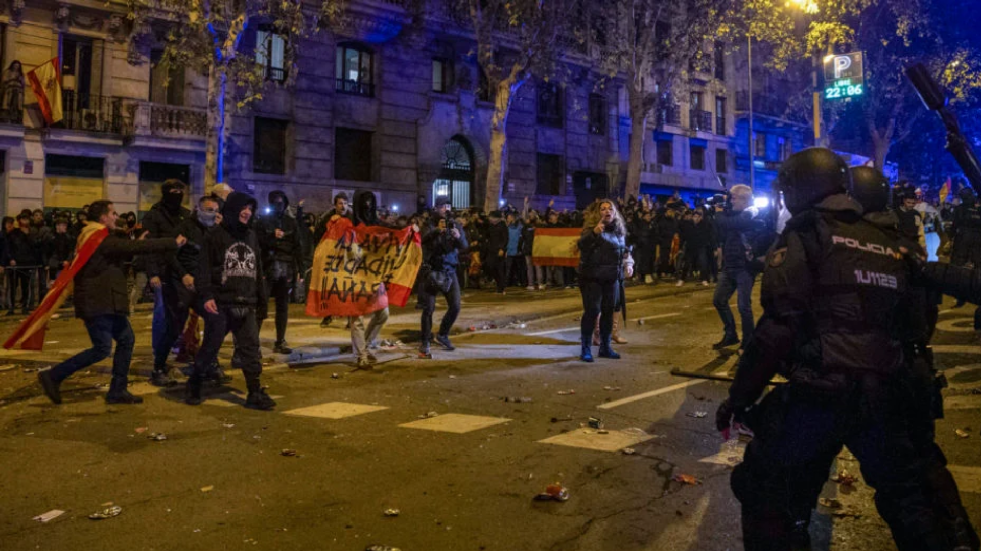 Manifestantes entram em confronto com policiais em Madri após reeleição de Sánchez