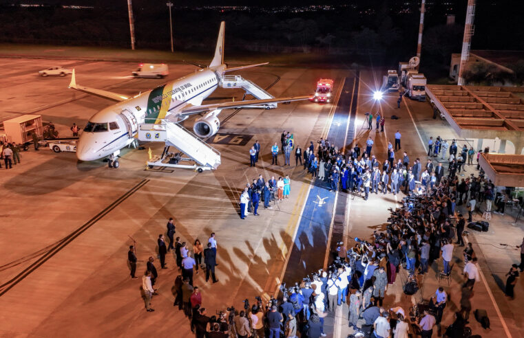 Repatriados de Gaza recebem cuidados de saúde na chegada a Brasília