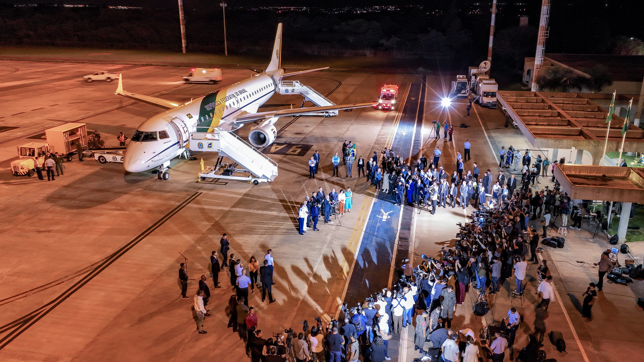 Repatriados de Gaza recebem cuidados de saúde na chegada a Brasília