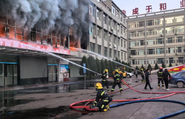 Incêndio em prédio empresarial na China deixa 26 mortos