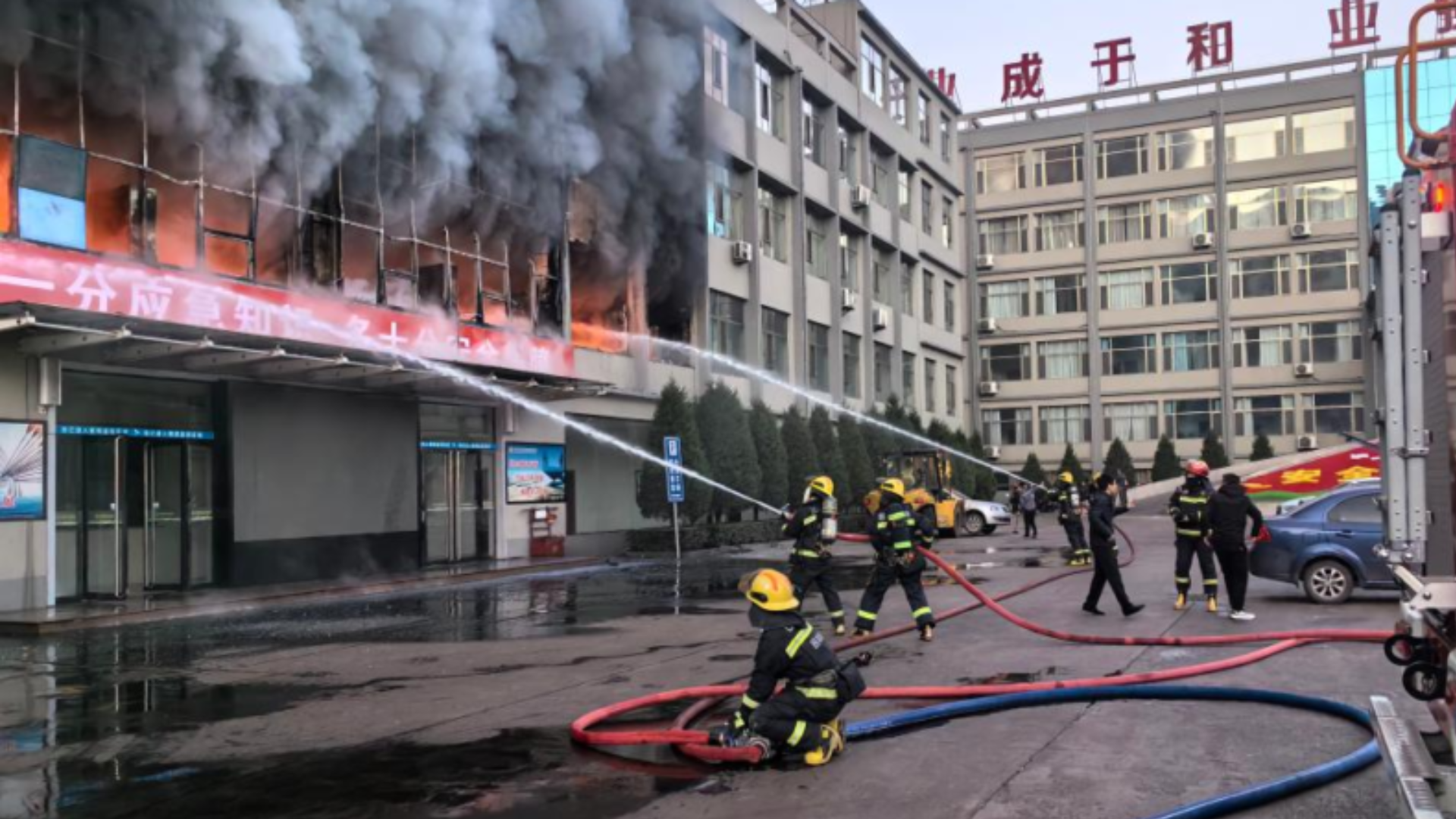 Incêndio em prédio empresarial na China deixa 26 mortos