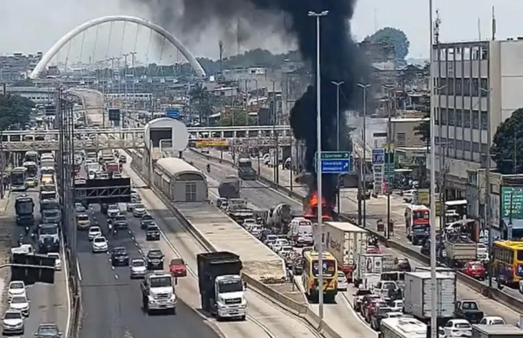 Caminhão pega fogo na Avenida Brasil nesta sexta, na altura da Maré