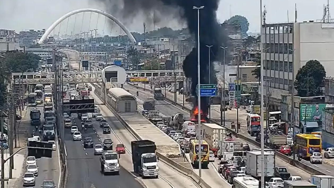 Caminhão pega fogo na Avenida Brasil nesta sexta, na altura da Maré