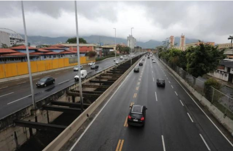 Colisão entre moto e ônibus faz uma vítima na Linha Amarela