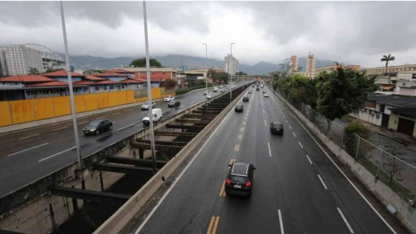 Colisão entre moto e ônibus faz uma vítima na Linha Amarela