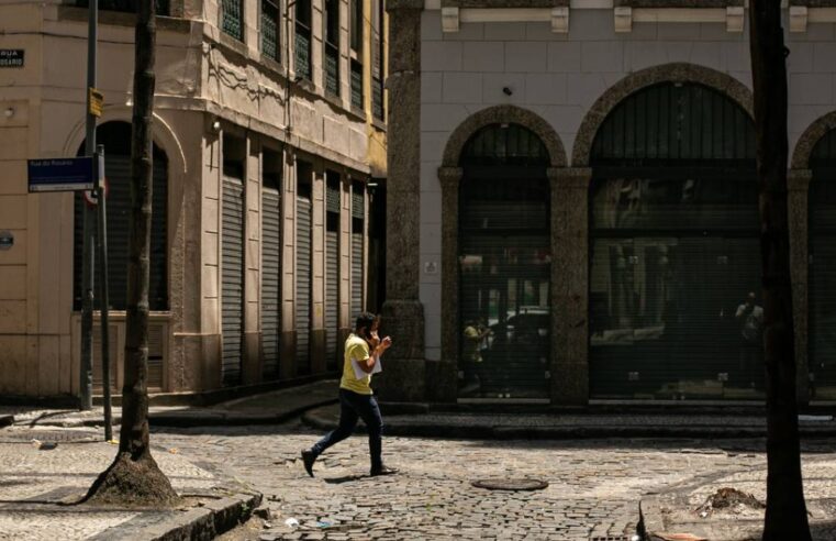 Comércios e serviços públicos funcionam em horário especial neste feriado