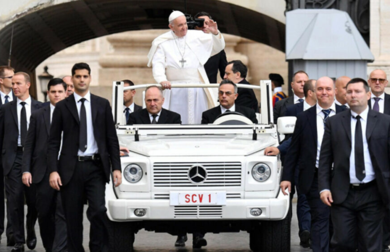 Papa Francisco substituirá frota da Mercedes do Vaticano por elétricos da Volks