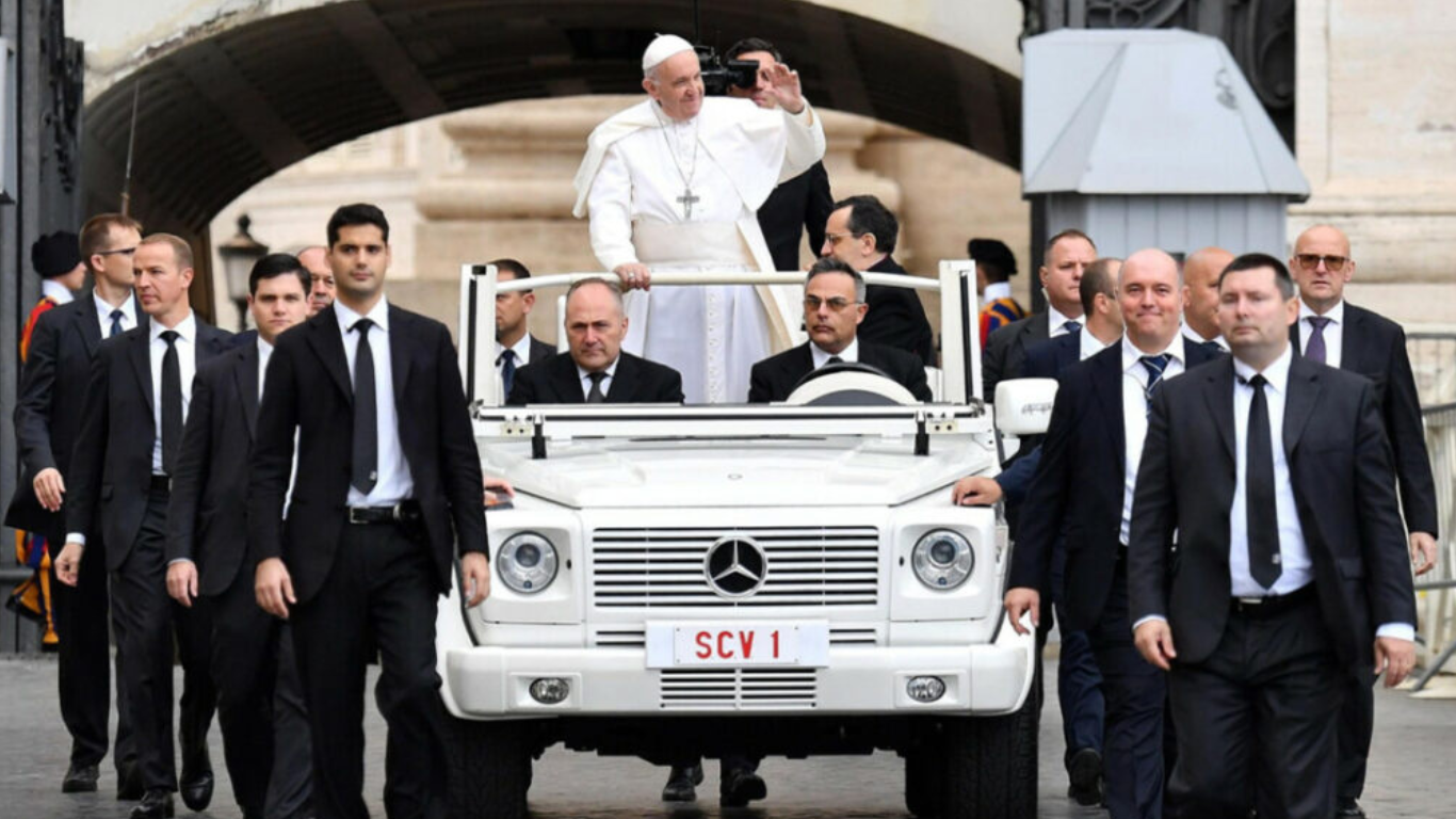 Papa Francisco substituirá frota da Mercedes do Vaticano por elétricos da Volks