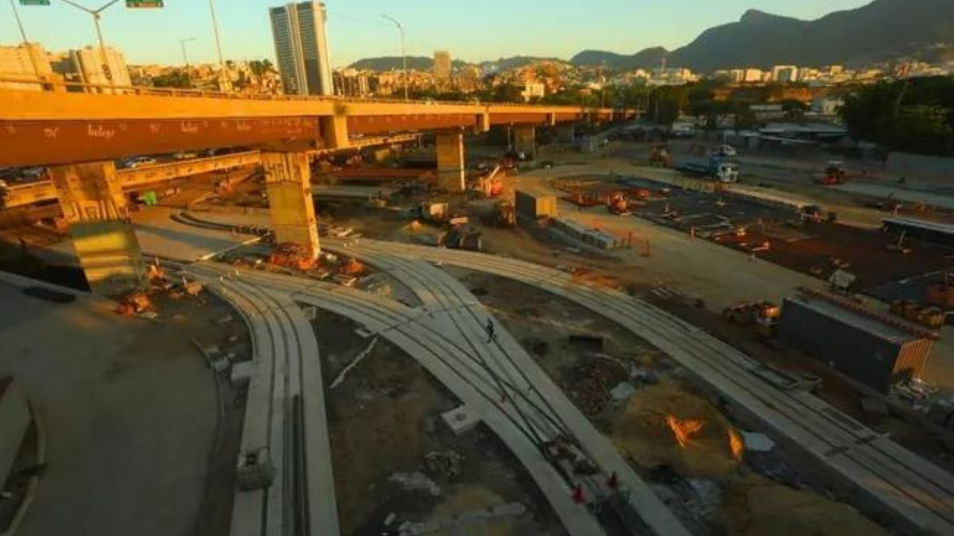 Via lateral que conecta Av. Brasil à Francisco Bicalho será reaberta neste sábado