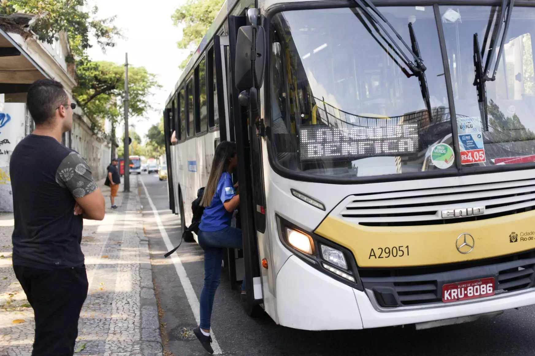 CET-Rio lança campanha nos ônibus sobre respeito pelas faixas de pedestre 