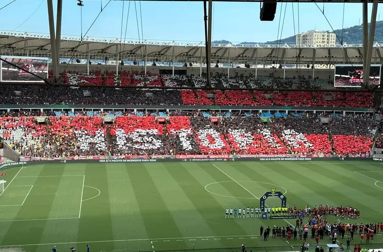 Filipe Luís e Rodrigo Caio recebem homenagem da torcida do Flamengo em jogo de despedida