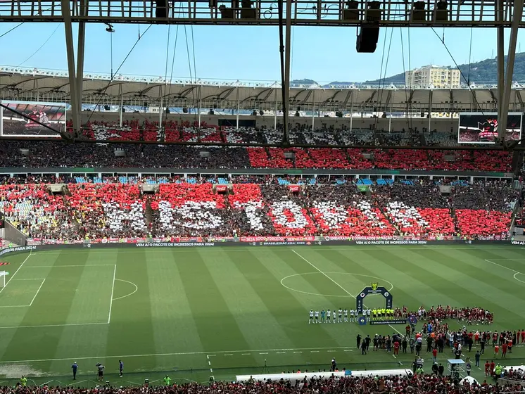 Filipe Luís e Rodrigo Caio recebem homenagem da torcida do Flamengo em jogo de despedida