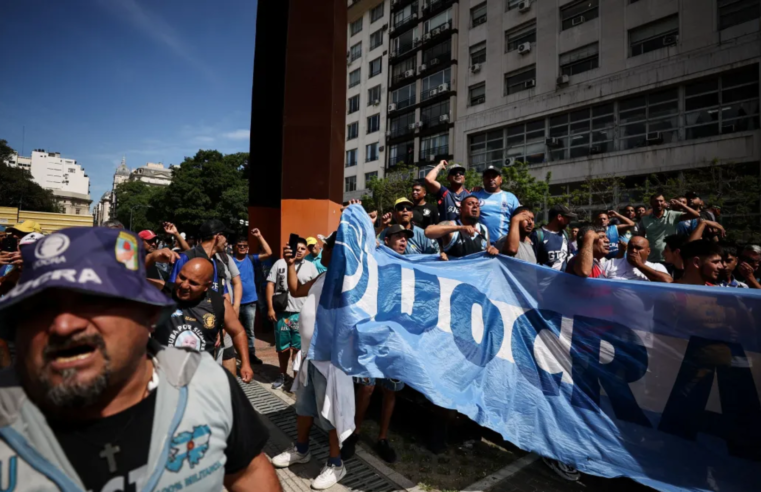 Em meio a protestos, Milei envia pacote de medidas ao Congresso