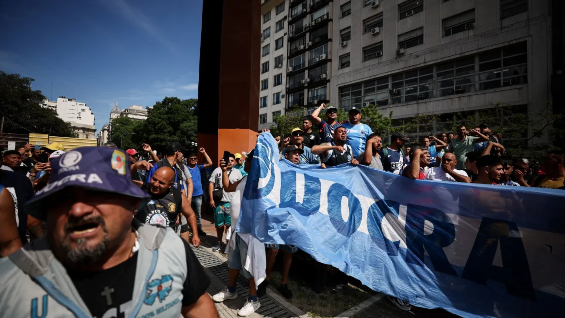 Em meio a protestos, Milei envia pacote de medidas ao Congresso