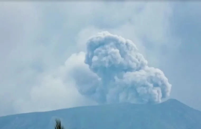 Vulcão entra em erupção e 11 alpinistas morrem na Indonésia