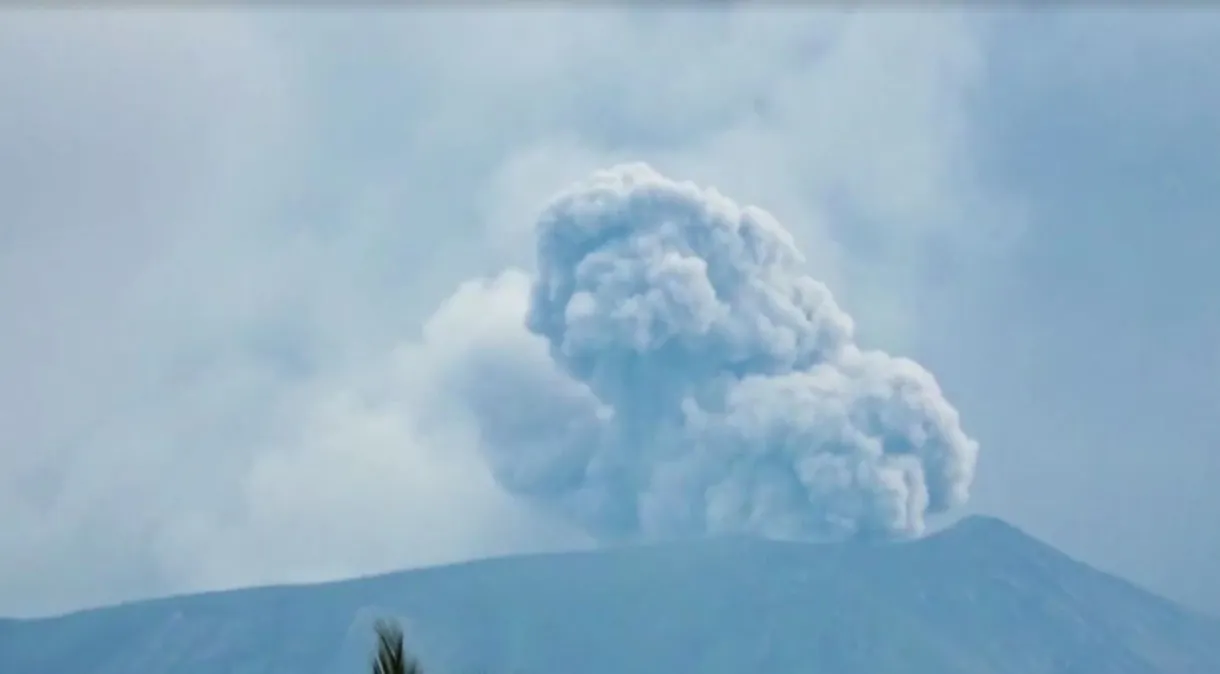 Vulcão entra em erupção e 11 alpinistas morrem na Indonésia