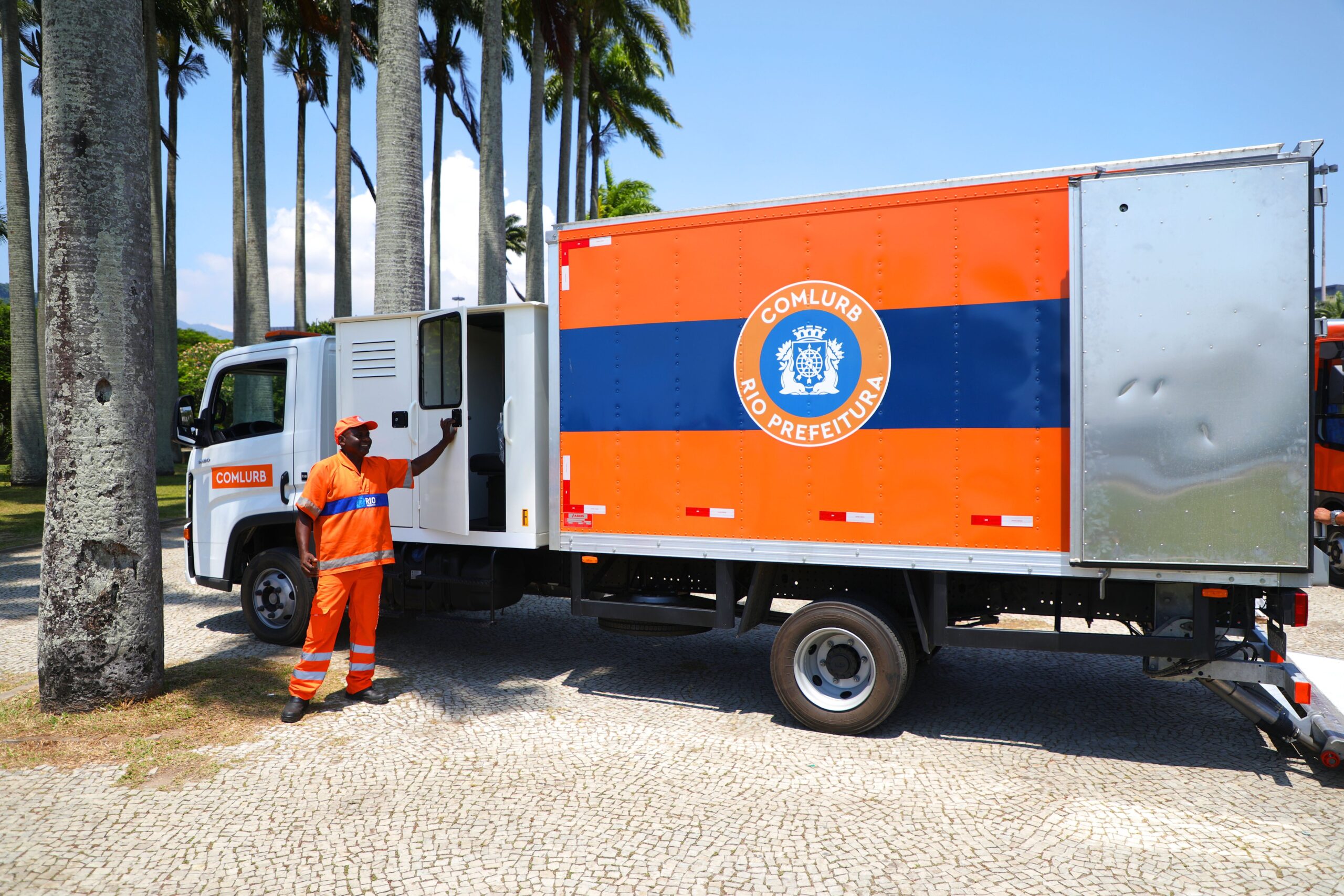 Comlurb lança caminhão-baú com sanitário para serviços em vias expressas e emergenciais