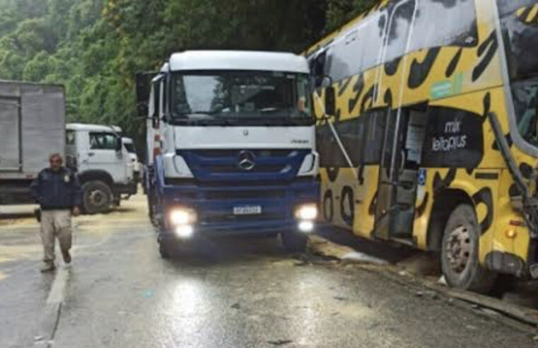 Acidente entre ônibus e caminhão interdita descida da serra de Petrópolis