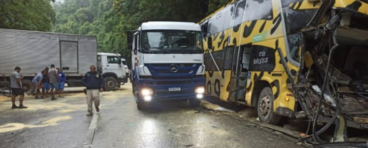 Acidente entre ônibus e caminhão interdita descida da serra de Petrópolis