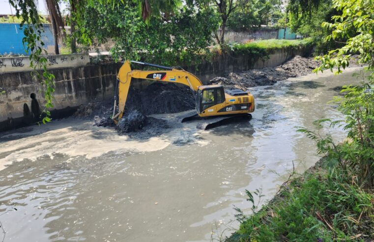 Prefeitura realiza limpeza e desassoreamento em rios de Jacarepaguá