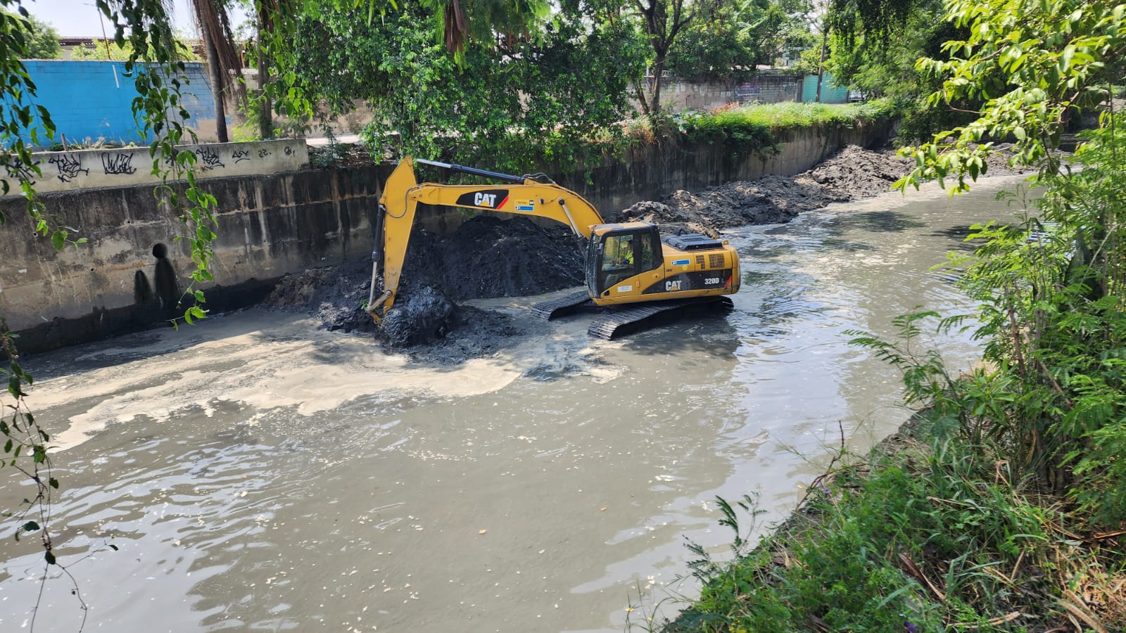 Prefeitura realiza limpeza e desassoreamento em rios de Jacarepaguá