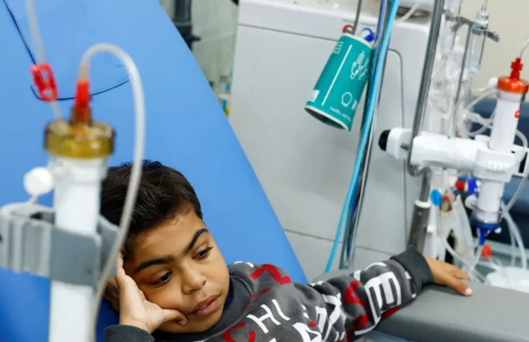 Criança de 10 anos, paciente renal, teme não ver mais a família que está em Gaza