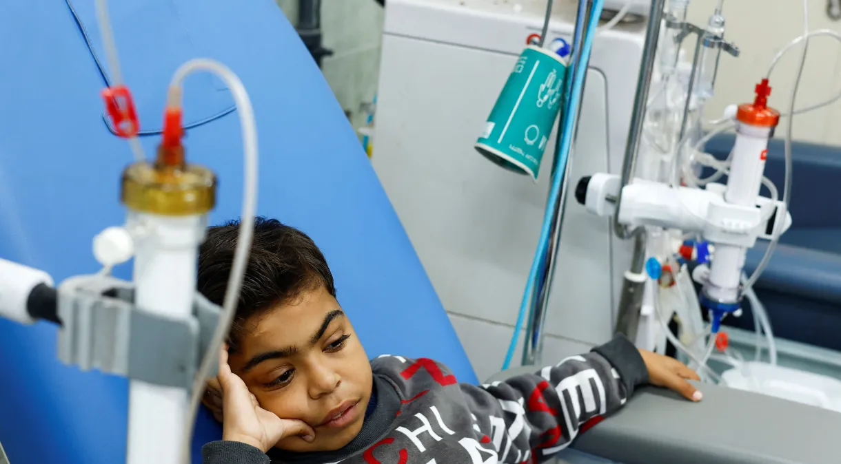 Criança de 10 anos, paciente renal, teme não ver mais a família que está em Gaza