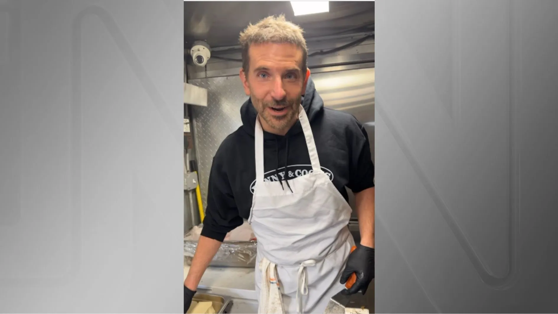 Bradley Cooper surpreende fãs como chapeiro em um foodtruck de Nova York