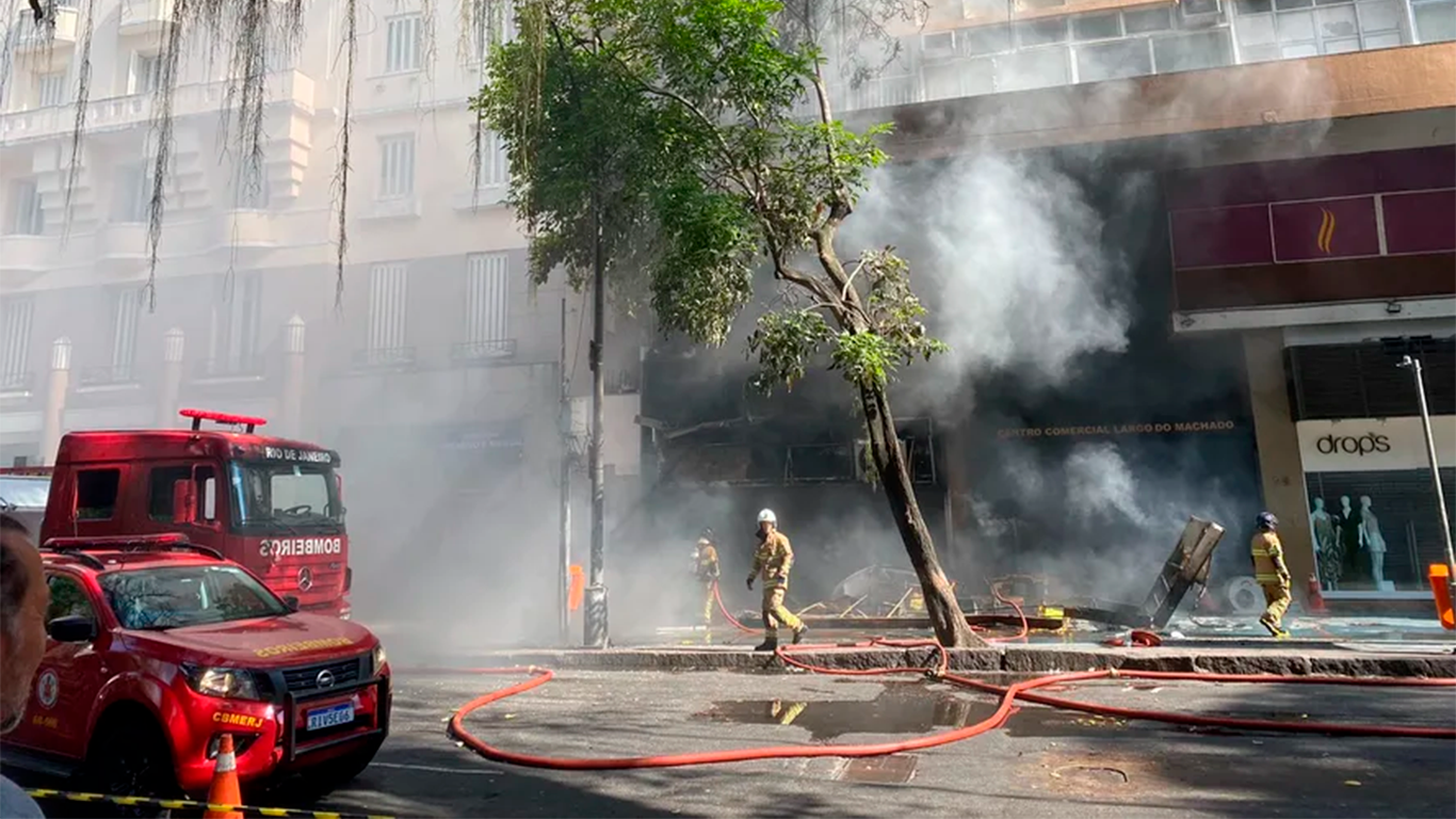 Incêndio atinge imóvel e interdita trecho do Largo do Machado