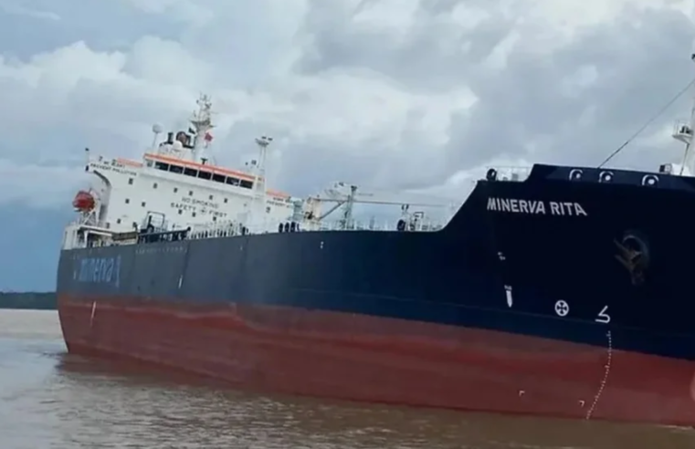 Navio petroleiro tomba no Rio Amazonas