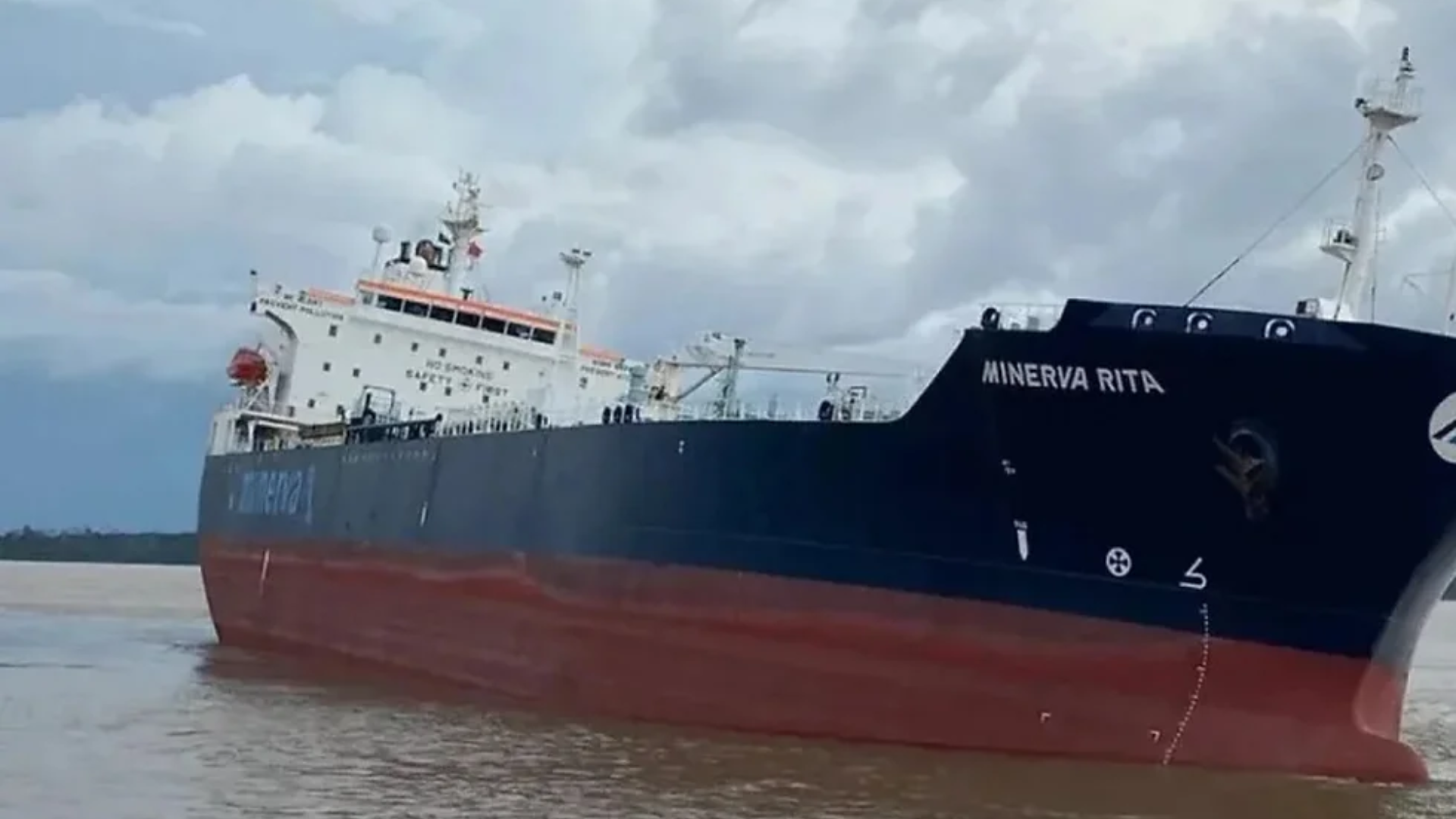 Navio petroleiro tomba no Rio Amazonas