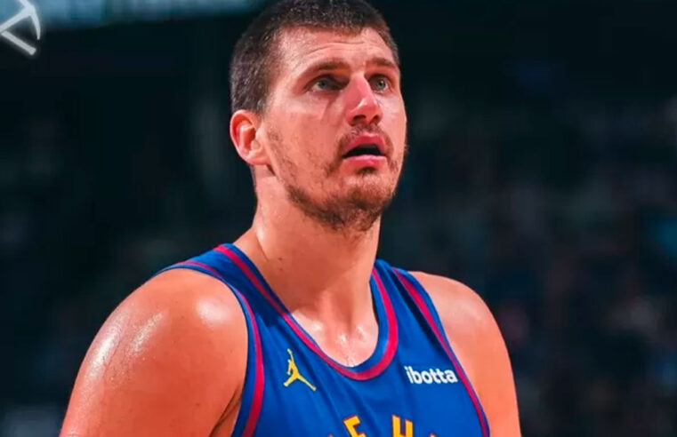 Nikola Jokic é expulso de jogo e torcida vaia árbitro