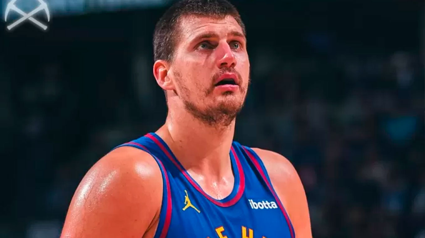 Nikola Jokic é expulso de jogo e torcida vaia árbitro