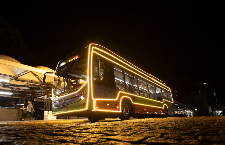 Ônibus elétrico circula em Curitiba com iluminação natalina