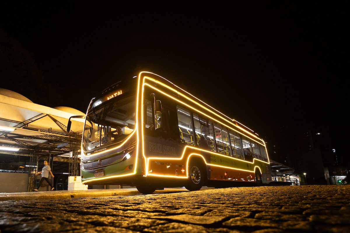 Ônibus elétrico circula em Curitiba com iluminação natalina