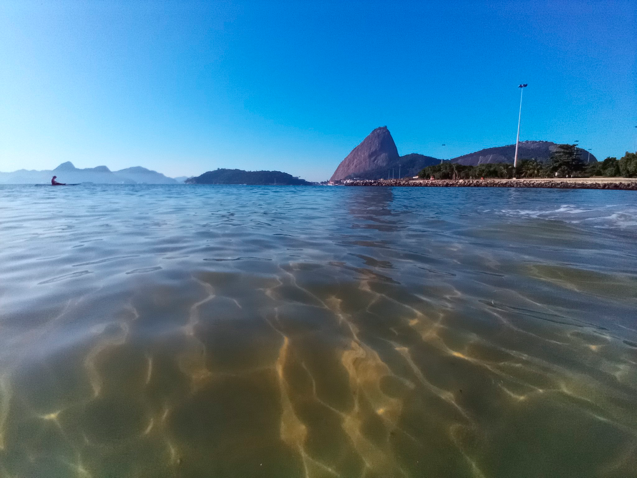 Condição da água da praia do Leblon é considerada ruim e no Flamengo vira Caribe