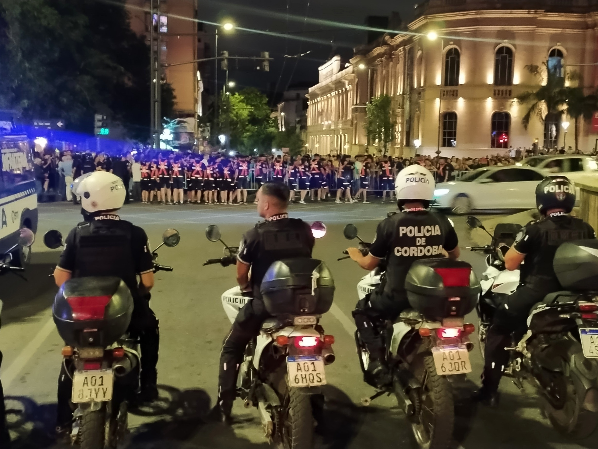 Após medidas de Milei, Argentina termina em protestos com presos e feridos