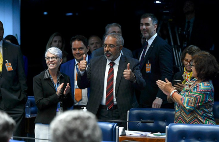 Senado aprova bolsa para a população de rua e revisão anual de serviços do SUS