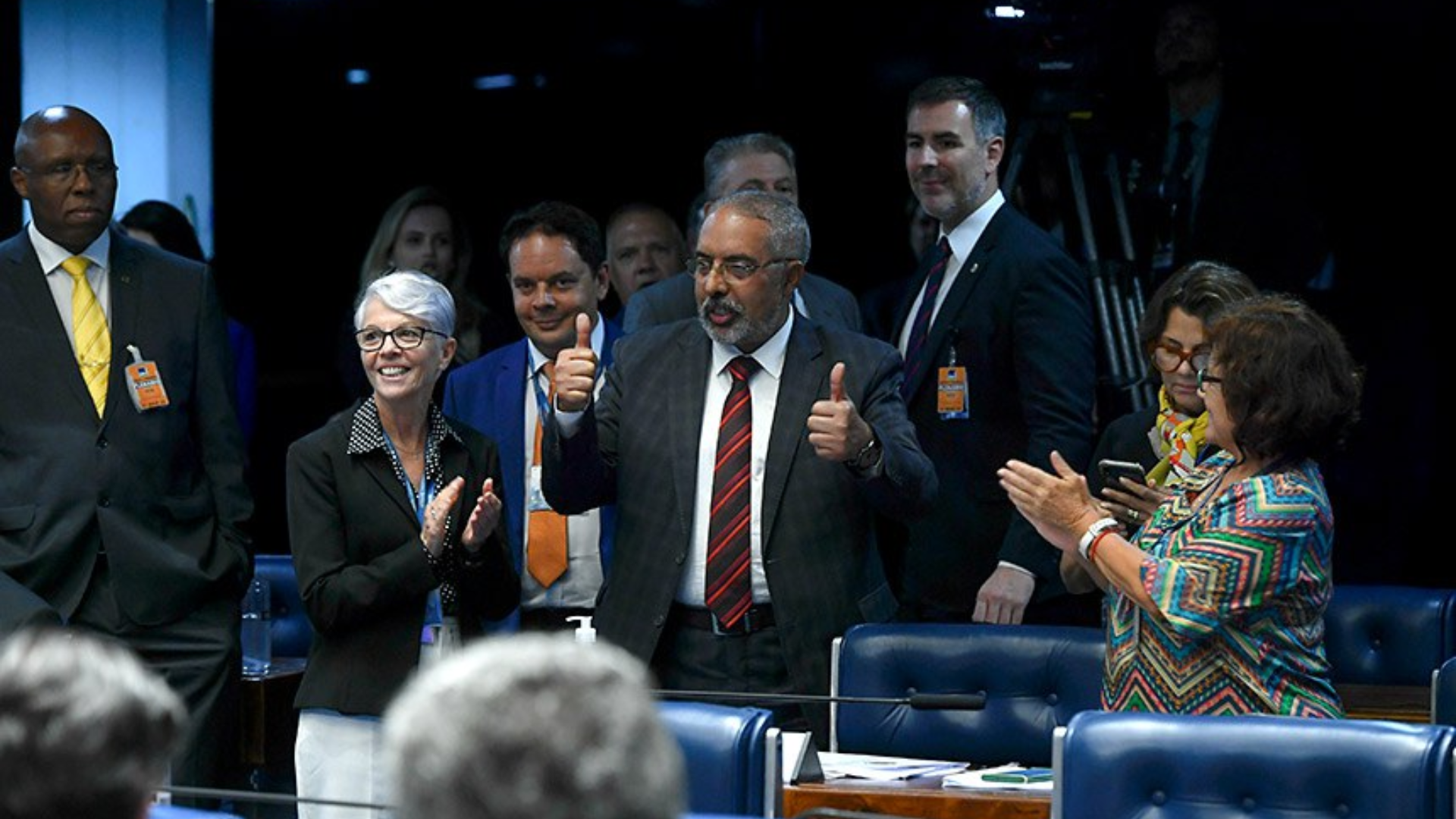 Senado aprova bolsa para a população de rua e revisão anual de serviços do SUS