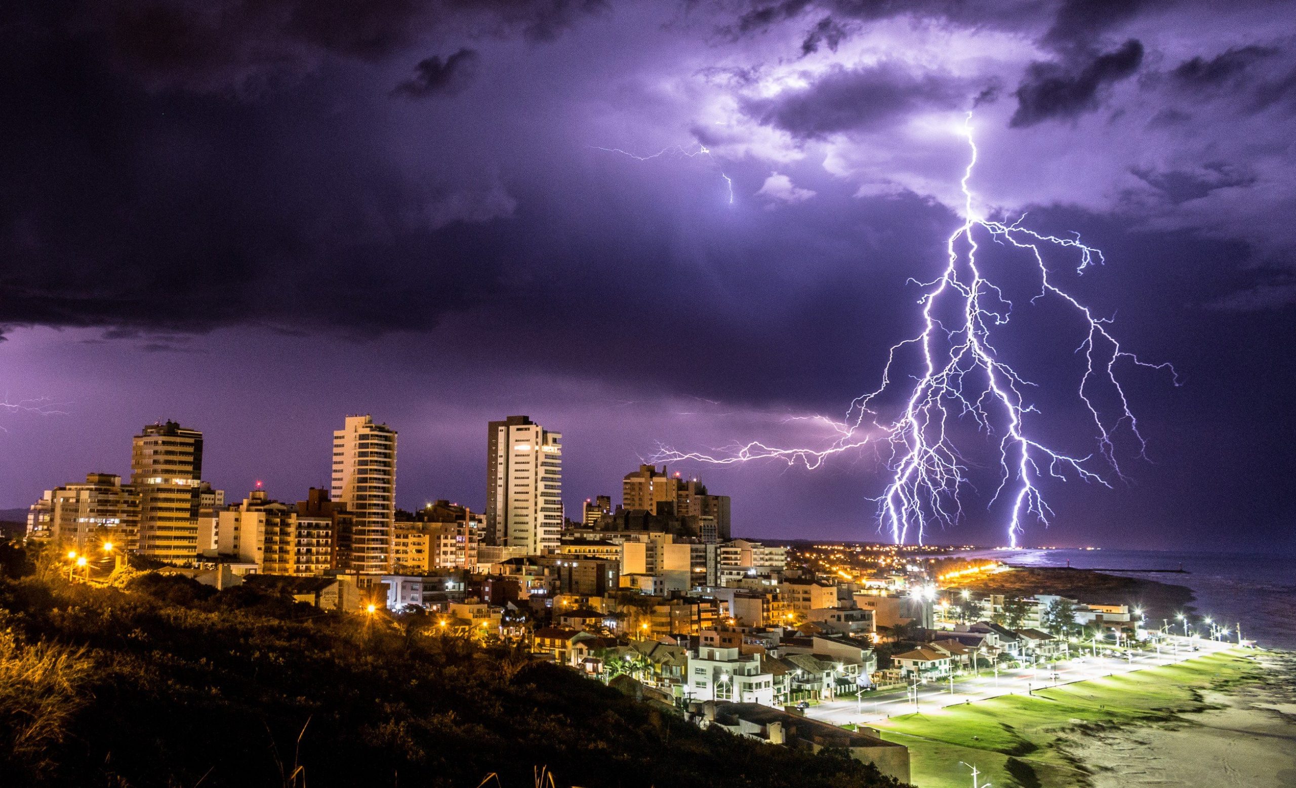 Temporal avassalador em Buenos Aires pode chegar ao Brasil 