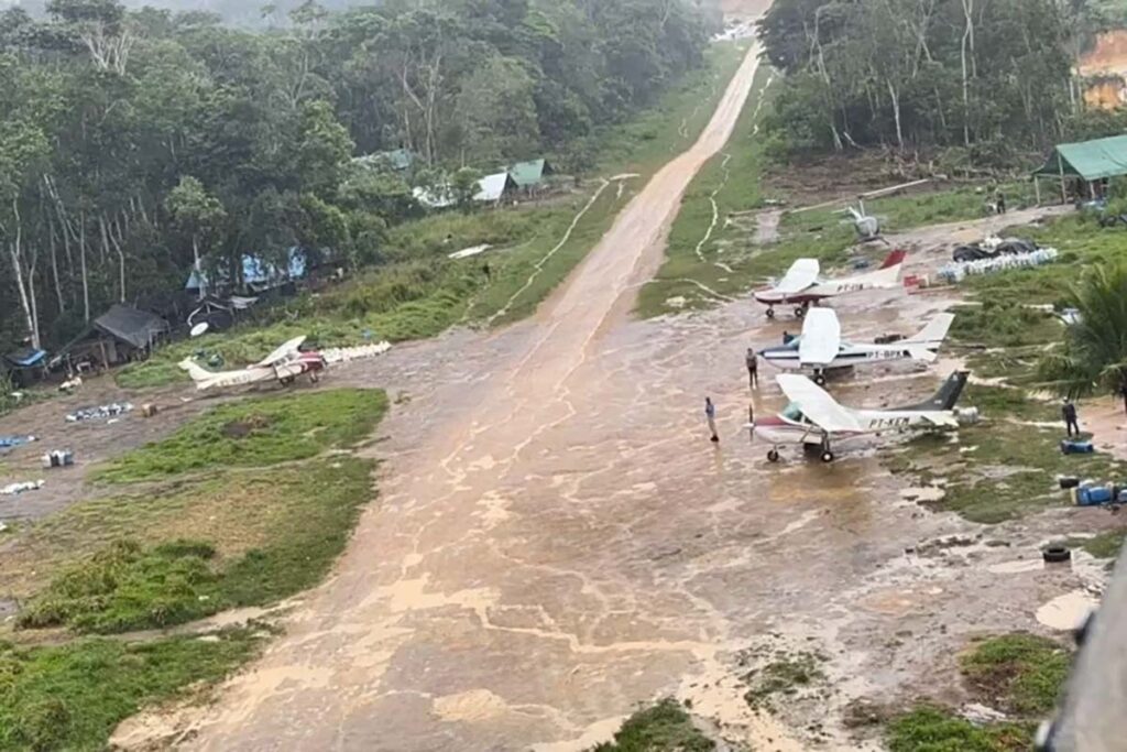 Pousos ilegais acontecem diariamente em território Yanomami