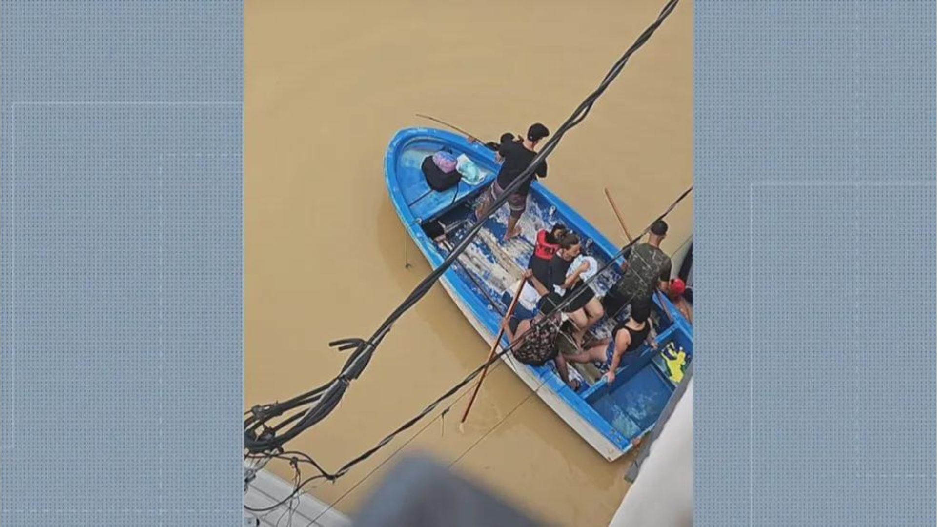 Bebê nasce durante enchente no Rio e água da chuva acaba com enxoval