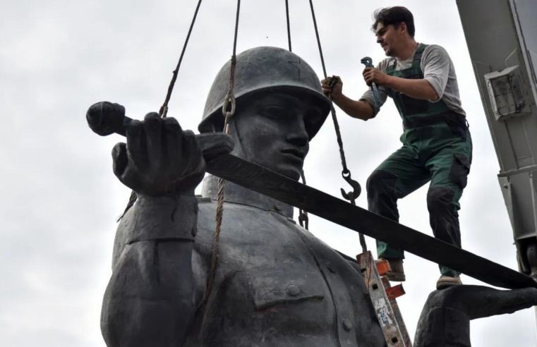 Monumentos da era soviética são removidos por moradores e ativistas da Ucrânia