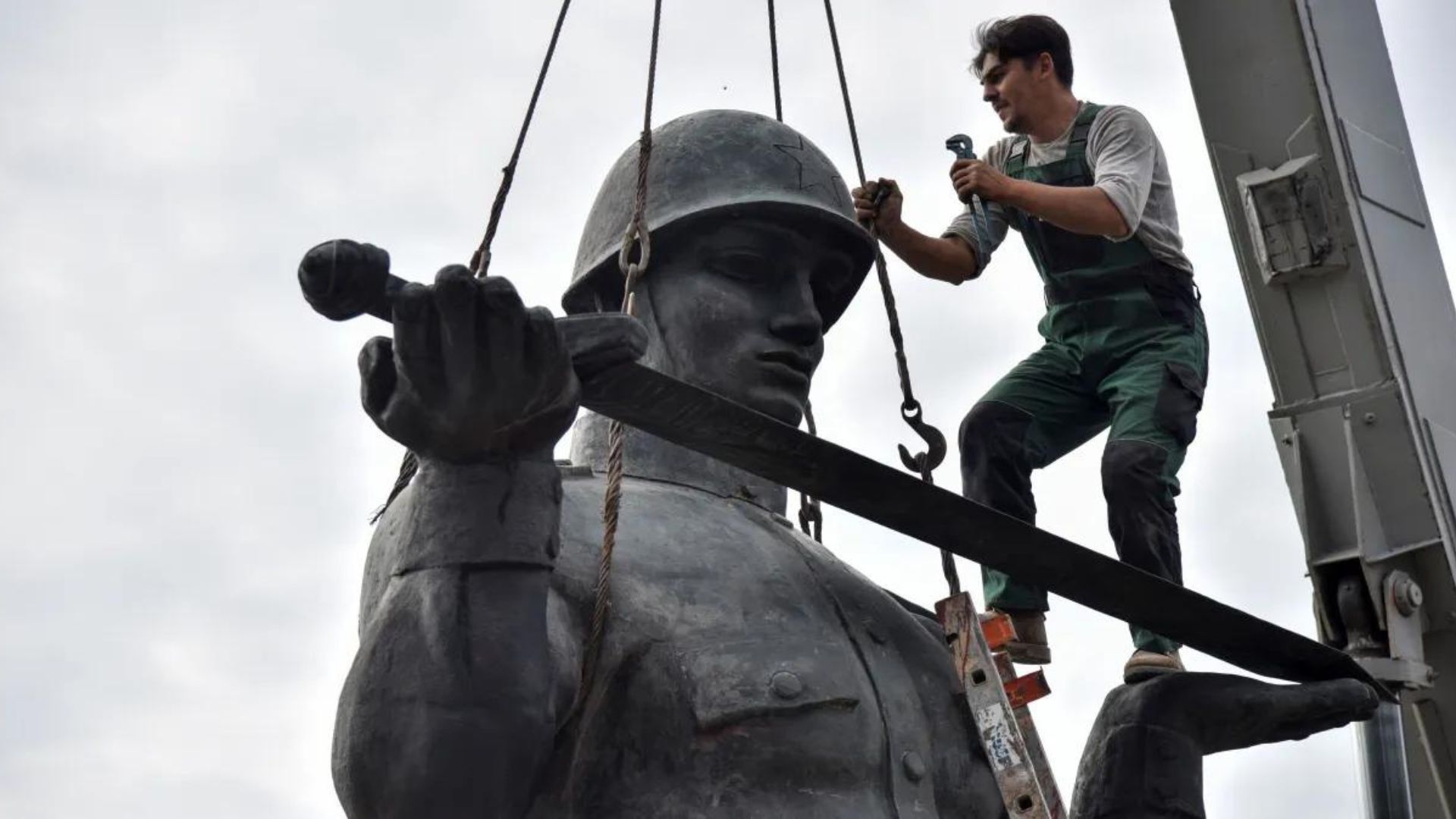 Monumentos da era soviética são removidos por moradores e ativistas da Ucrânia