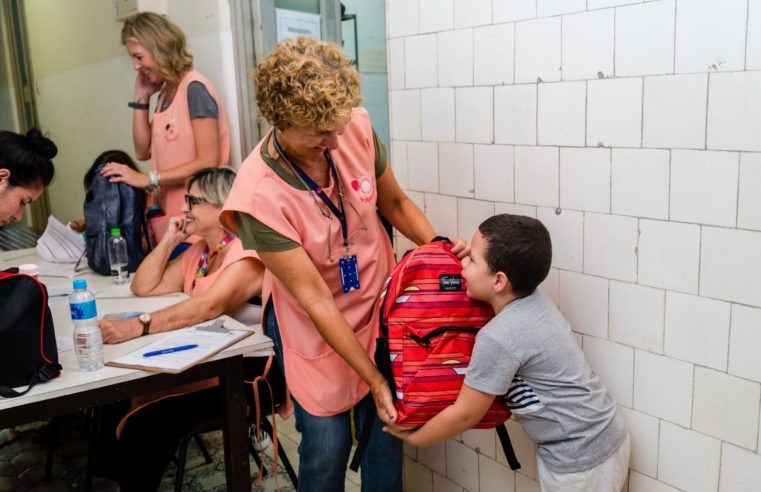 Inca distribui material escolar para estudantes em tratamento na instituição 